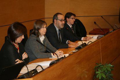 De izda. a dcha: Encar Etxazarra, directora del Instituto Vasco de Administraciones Públicas; Marisa Cuesta, directora de Función Pública; Juan Carlos Ramos, viceconsejero de Función Pública; y Javier Gil, director de Negociación Colectiva, en la presentación de la experiencia.