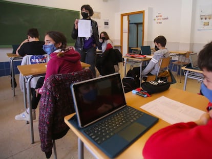 Una clase de ámbito lingüístico en primero de la ESO en un instituto público del municipio valenciano de Alcoi, en marzo de 2021.