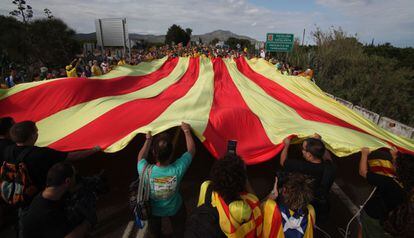 Participantes de la Vía Catalana despliegan una gran senyera en el municipio tarraconense de Alcanar.