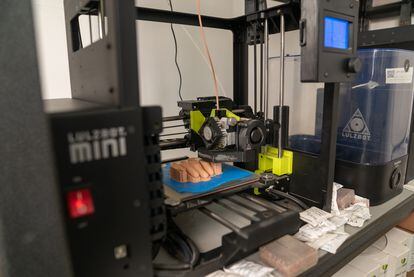 Impresora 3D para desarrollar prótesis personalizadas. 