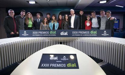 Galardonados, presentadores y organizadores de los Premios Cadena Dial. 