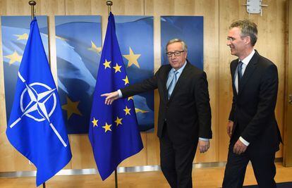 El presidente de la Comisión Europea, Jean-Claud Juncker, junto al secretario general de la OTAN, Jens Stoltenberg, este jueves.