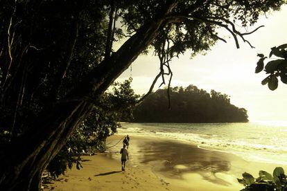 Una de las playas que atraviesan los corredores en el parque nacional costarricense de Manuel Antonio.