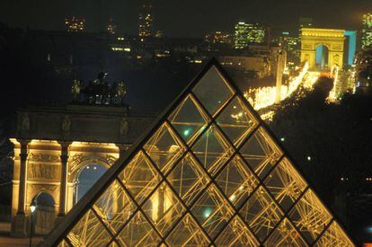 Del diamante cristalino que es la pirámide del Louvre de Pei, arranca "la vía triunfal más grandiosa que pueda contemplar el ser humano", en palabras del historiador Juan Antonio Ramírez, en la que se suceden, por orden de cercanía, el Arco del Carrusel, el obelisco egipcio de la Place de la Concorde y el Arco del Triunfo. |