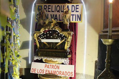 Urna con los supuestos huesos de San Valentín en la iglesia de San Antón.