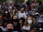 Manifestantes participan en una protesta pacífica contra la brutalidad policial cerca de la Casa Blanca, en Whasington. 
