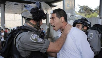 Un policía israelí detiene a un palestino durante una protesta en Jerusalén.
