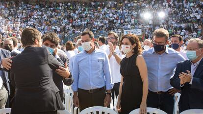 Los presidentes autonómicos del PP en el poder, Fernando López Miras, Juan Manuel Moreno, Isabel Díaz Ayuso, Alberto Núñez Feijóo y Jesús Vivas, saludan a Pablo Casado a su llegada el domingo a la plaza de toros de Valencia.
