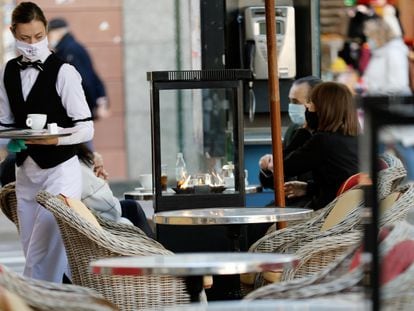 Una camarera en una terraza Valencia, el pasado 7 de enero.