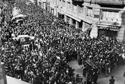 Una multitud de ciudadanos acompañó el 5 de marzo de 1976 el traslado de los féretros de los cinco trabajadores tiroteados por la policía.