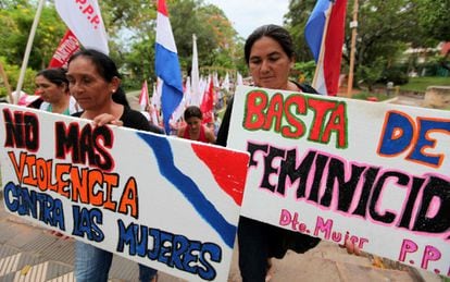 Mujeres protestan durante la marcha contra la violencia hacia la mujer por las calles de Asunción (Paraguay)