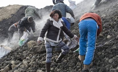 Divorciada, Lkhagvatungalag Tsogzolmaa se ve obligada a trabajar en minas ilegales de carbón para complementar la exigua paga gubernamental, que no llega para alimentar a sus cuatro hijos.