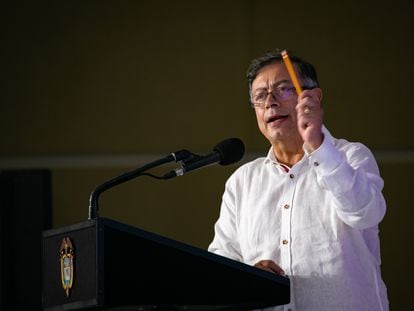 Gustavo Petro durante el  Congreso Nacional de ACOPI.