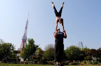 Dos acróbatas, el sábado, en un parque de Tokio.