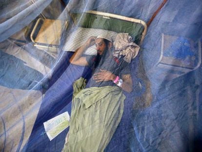 Un hombre enfermo de dengue recibe tratamiento médico en un hospital de Peshawar, en Pakistán, el 21 de septiembre de 2022.