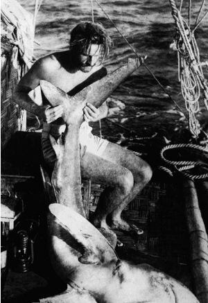 El auténtico Thor Heyerdahl, en la balsa en 1947.