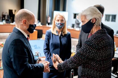 German Finance Minister Olaf Scholz talks to European Central Bank (ECB) President Christine Lagarde before the second session of the Informal Meeting of Ministers for Economics and Financial Affairs in Berlin, Germany, September 11, 2020. Kay Nietfeld/Pool via REUTERS
