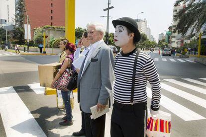 Vargas Llosa en una calle de Lima.