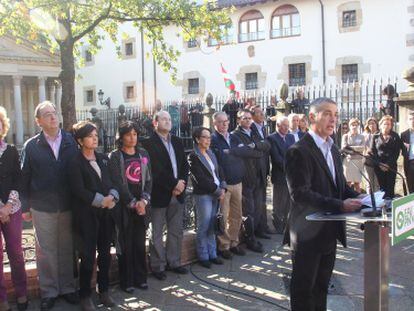 El presidente del PNV I&ntilde;igo Urkullu, rodeado de los miembros del EBB.