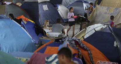 Un conjunto de tiendas de campaña sirve de refugio a un colectivo de venezolanos desplazados a Boa Vista (Brasil). 