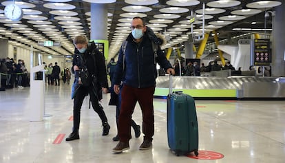 Una familia evacuada, este lunes en Barajas.