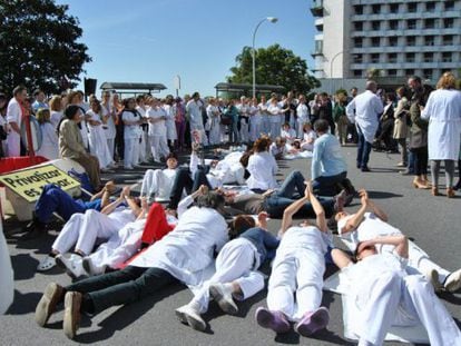 Protesta del personal sanitario contra el cierre de camas en el hospital de A Coru&ntilde;a.