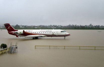 Un avi&oacute;n en mitad del anegado aeropuerto nepal&iacute; de de Biratnagar.