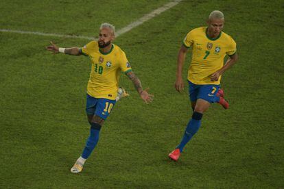 Neymar y Richarlison celebran el segundo gol de Brasil ante Perú.