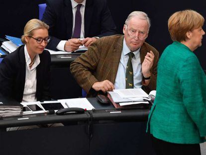 La canciller alemana, Merkel, en el Bundestag pasa por delante de los líderes del AfD, Alice Weidel y Alexander Gauland, con quienes ha mantenido un duro pulso. 