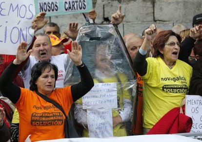 Afectados por las participaciones preferentes se manifiestan en Santiago de Compostela.