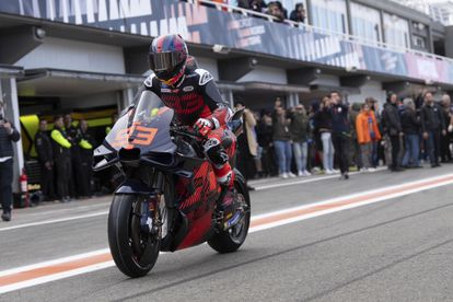 El piloto Marc Márquez, ya expiloto de Honda, se sube por primera vez a la Ducati en el Ricardo Tormo de Cheste (Valencia).