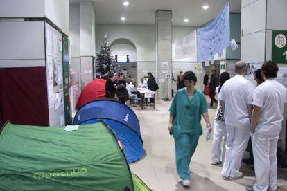 Vestíbulo del hospital Clínic de Barcelona durante el encierro indefinido que mantiene.