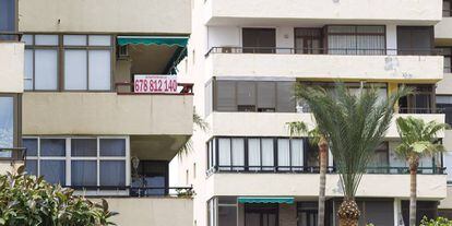 Vista de varios apartamentos turisticos en una urbanizaci&oacute;n de Torremolinos. 