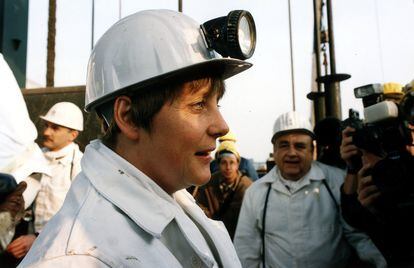 La ministra Merkel, después de inspeccionar el pozo de exploración para albergar un depósito de residuos nucleares en Lüchow-Dannenberg, Alemania.