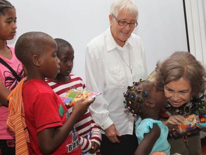 Miriam, abandonada a los 10 días de vida, besa a la Reina en presencia de la hermana Carmen Acin, en Mozambique.