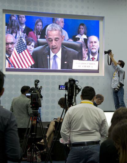Los periodistas siguen la comparecencia de Obama en la sala de prensa de la Cumbre
