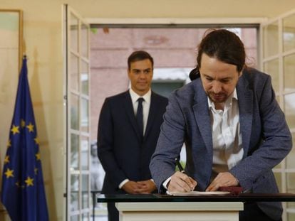 El presidente del Gobierno, Pedro Sánchez, y el secretario general de Podemos, Pablo Iglesias, durante la firma del acuerdo sobre el proyecto de Presupuestos.