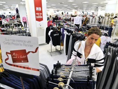 Una mujer compra en una tienda de Sao Paulo (Brasil).