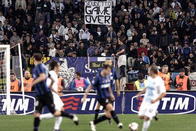 En el Lazio-Inter, una pancarta alude al presunto tongo del equipo local, que perdió, para perjudicar al Roma.