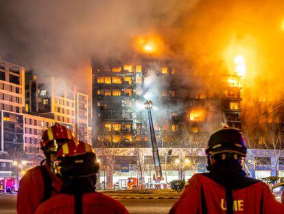 Firefighters, working on the Nou Campanar fire. 