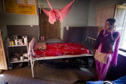 Sala de partos del centro de salud de Devabhumi Baluwa que es el puesto de referencia para embarazadas y atender alumbramientos. Por eso, una parte del personal pasa la noche allí en una sala acondicionada para ellos. En el nuevo, tendrán dos.