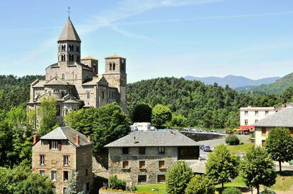 Saint-Nectarie es un pueblo famoso por su iglesia románica del siglo XII, las montañas que la rodean y, sobre todo, sus rebaños de vacas, fudamentales en una de las capitales de los lácteos de la región de Auvernia.