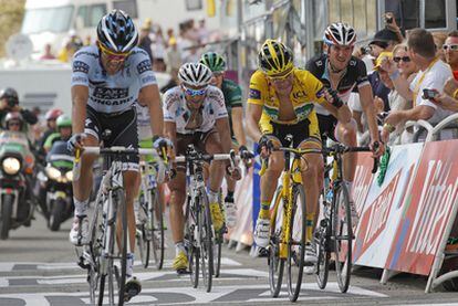 Contador cruza la meta de Plateau de Beille por delante de Voeckler.