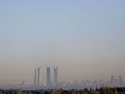 Poluci&oacute;n en Madrid desde la M-40 a la altura del desv&iacute;o a Ciudad de la Imagen, entre Pozuelo y Alcorc&oacute;n.  