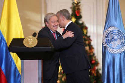 El secretario general de Naciones Unidas, Antonio Guterres, saluda al presidente de Colombia, Iván Duque, en la ceremonia por los cinco años del proceso de paz, en Bogotá.