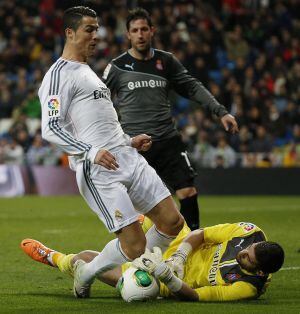 Casilla ataja un balón ante Cristiano