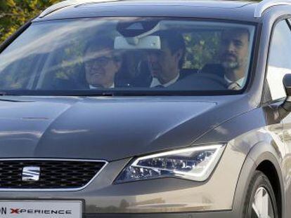 El rey Felipe VI conduce un modelo Le&oacute;n de Seat en compa&ntilde;&iacute;a de Artur Mas, presidente de la Generalitat, y el ministro de Industria, Jos&eacute; Manuel Soria.