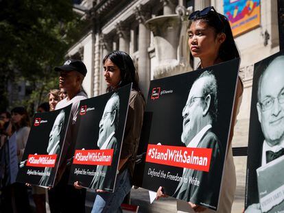 Supporters of author Salman Rushdie attend a reading and rally to show solidarity for free expression at the New York Public Library in New York City, U.S., August 19, 2022. REUTERS/Brendan McDermid