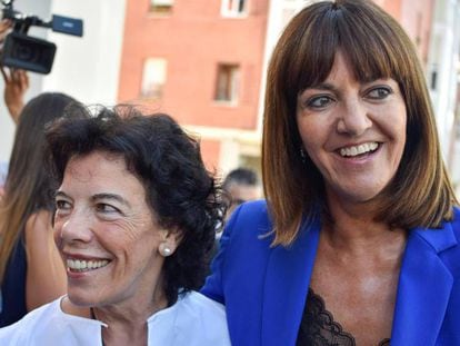 La secretaria general, Idoia Mendia, y la portavoz del Gobierno y ministra de Educación, Isabel Celaá, en Bilbao.