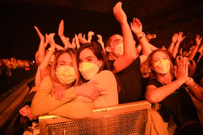 Espectadores abrazándose en el concierto de Love of Lesbian del pasado 27 de marzo en el Palau Sant Jordi de Barcelona.